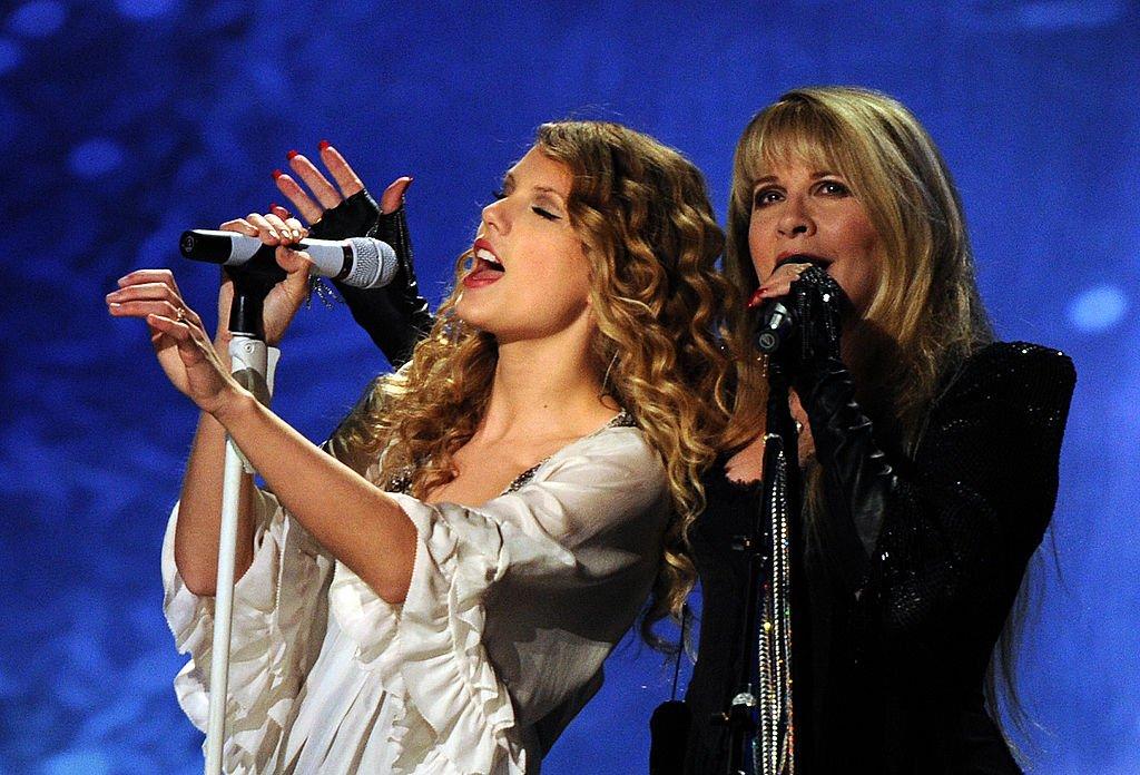 Taylor Swift performs with Stevie Nicks at the 2010 GRAMMYs